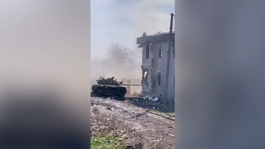Video z Bachmutu: Ukrajinský tank ostřeluje Rusy. Bojuje se o každý dům